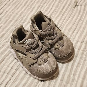Baby Nike hauraches size 5c